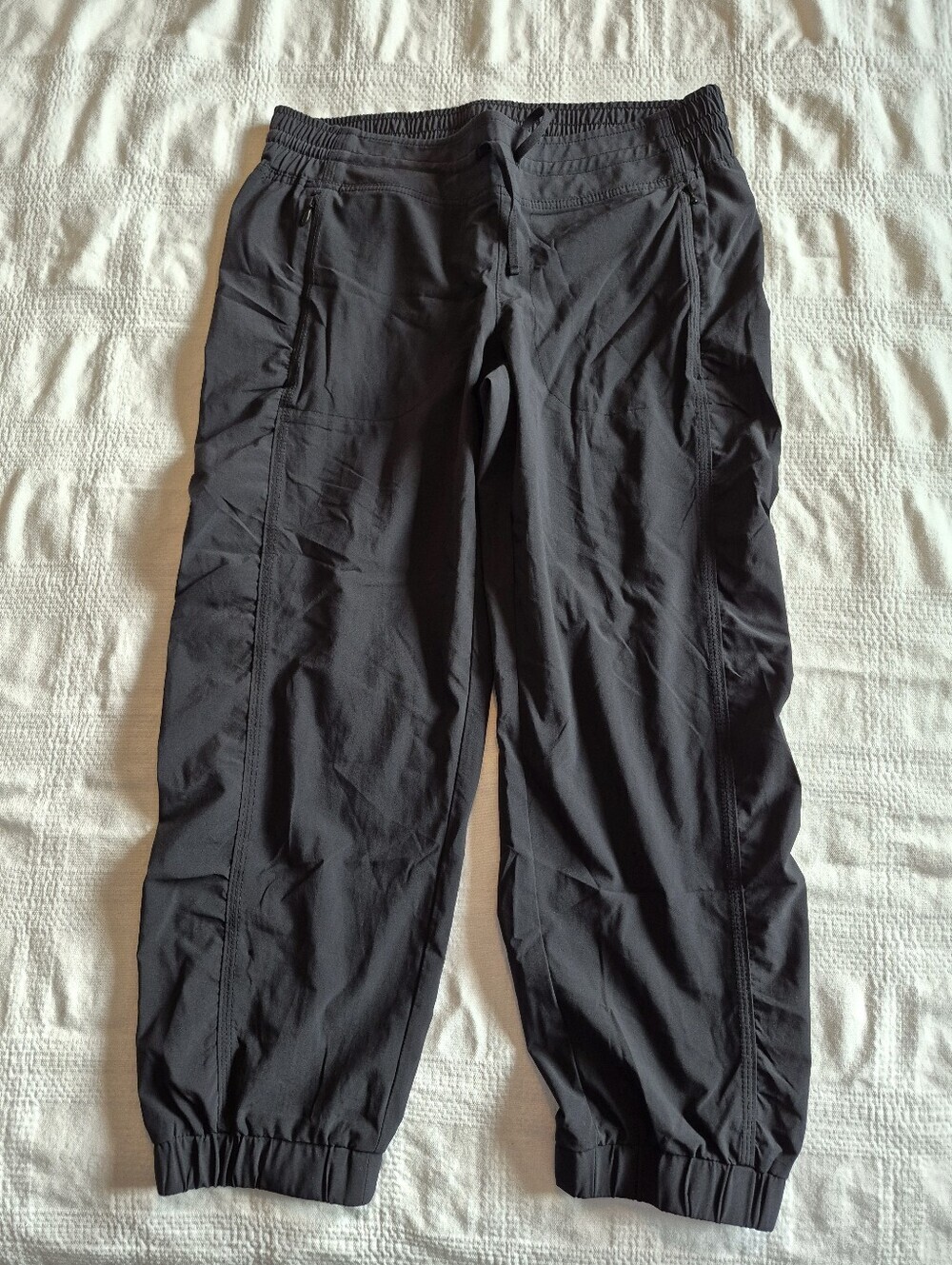 Athleta women's size 6 La Viva Capri Crop Pant black, no fade EUC8